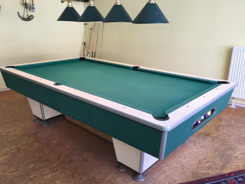 Billiard Tisch